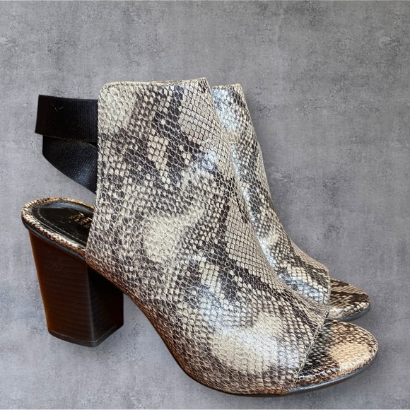 Kenneth Cole Reaction neutral snakeskin Fridah Fly Peep Toe Booties size-6.5 - Picture 10 of 10